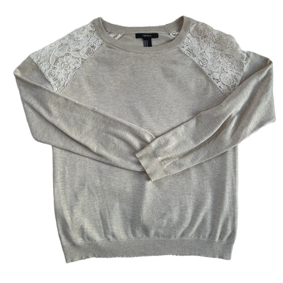 Forever 21 simple sporty chic versatile cream top with laced shoulder detail MD - Picture 2 of 4